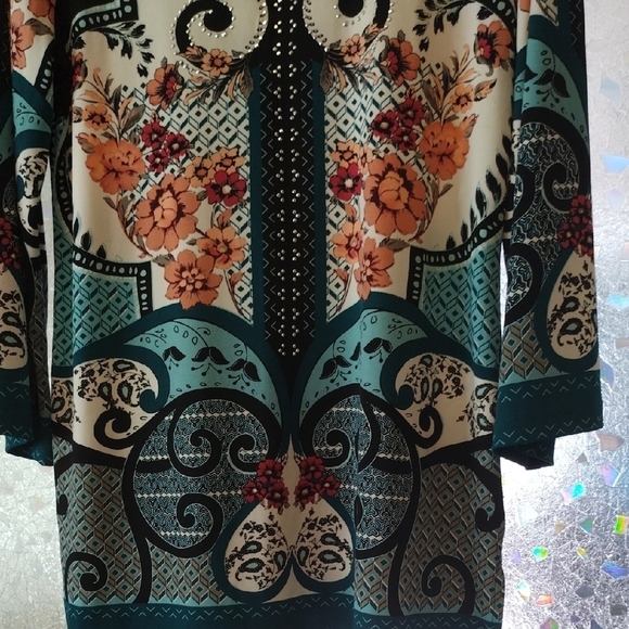 Floral Patterned Tunic Top - Picture 8 of 8